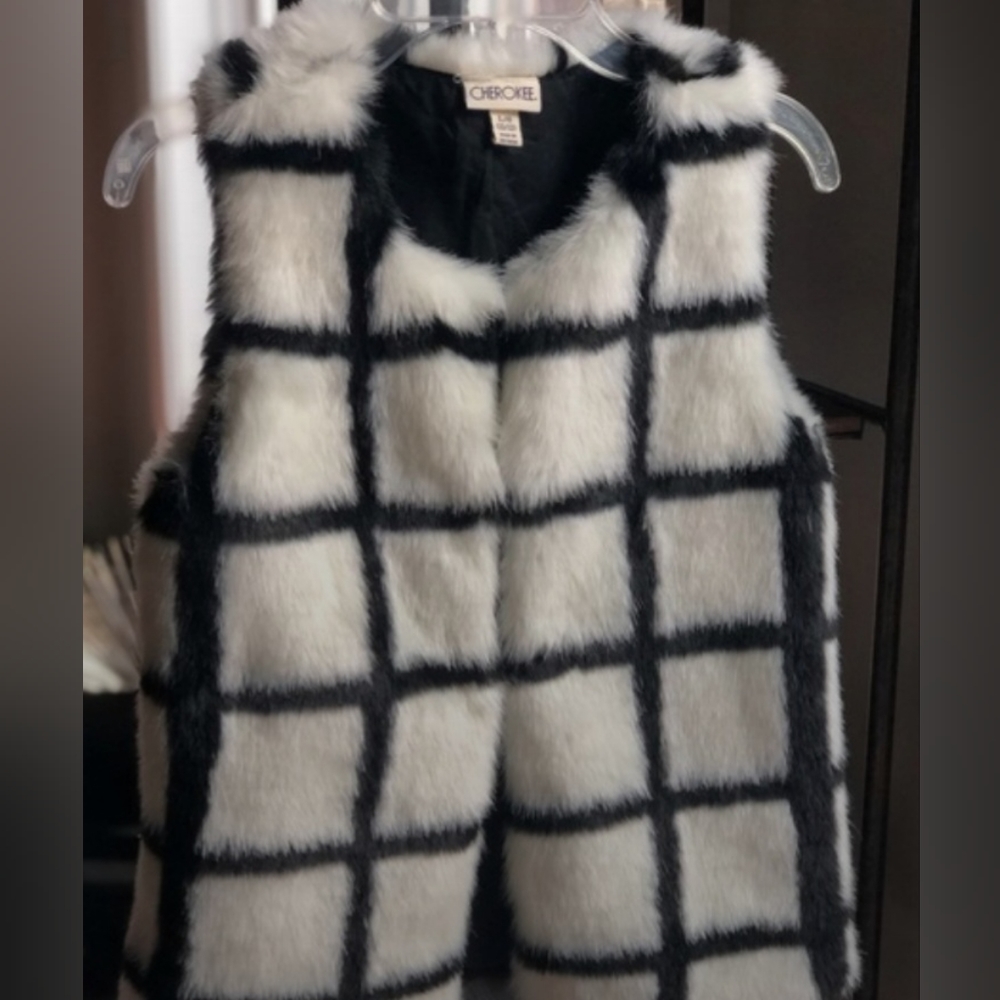 Girls size 10/12 Cherokee brand black/white windowpane fur vest. 🔥 - Picture 1 of 6
